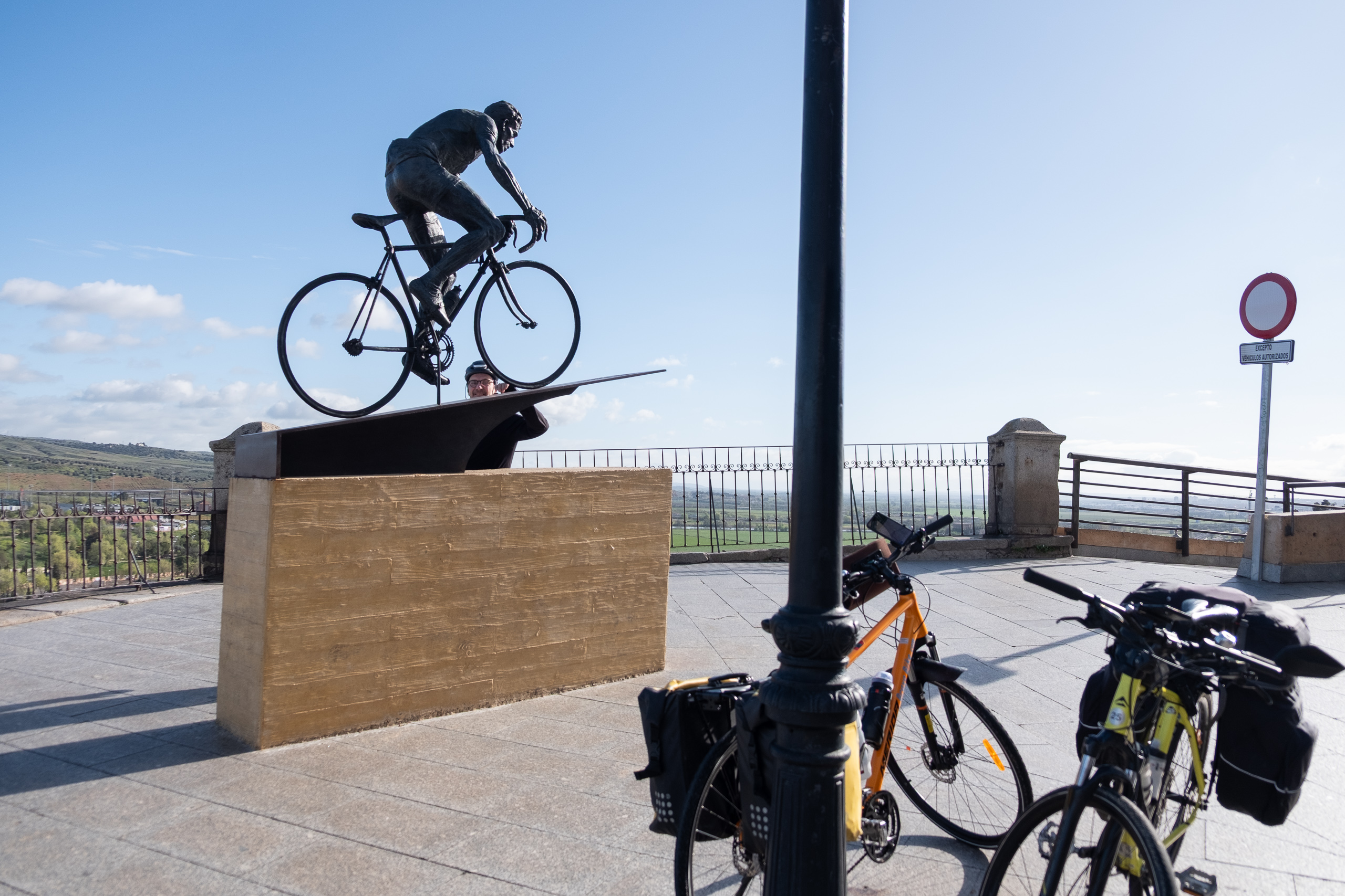 Posing vor dem Radfahrer-Denkmal am Stadteingang